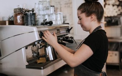På sommaren skadar sig flest unga på jobbet